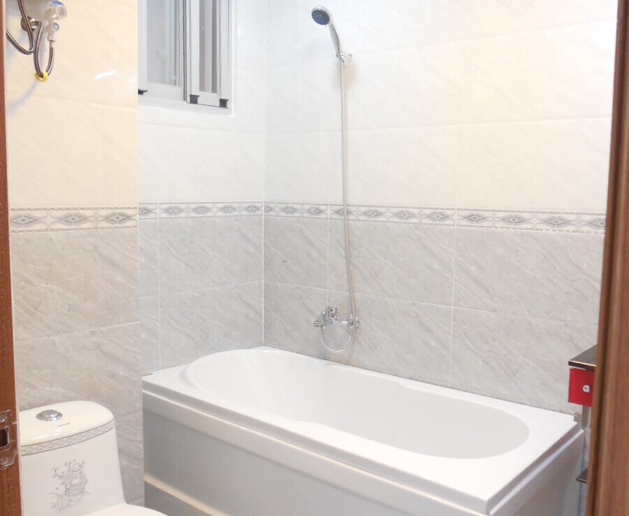 toilet co bon tam nam 900x738 - Giá cho thuê căn hộ 2pn tòa H chung cư Scenic Valley 1 phường Tân Mỹ T4/2026