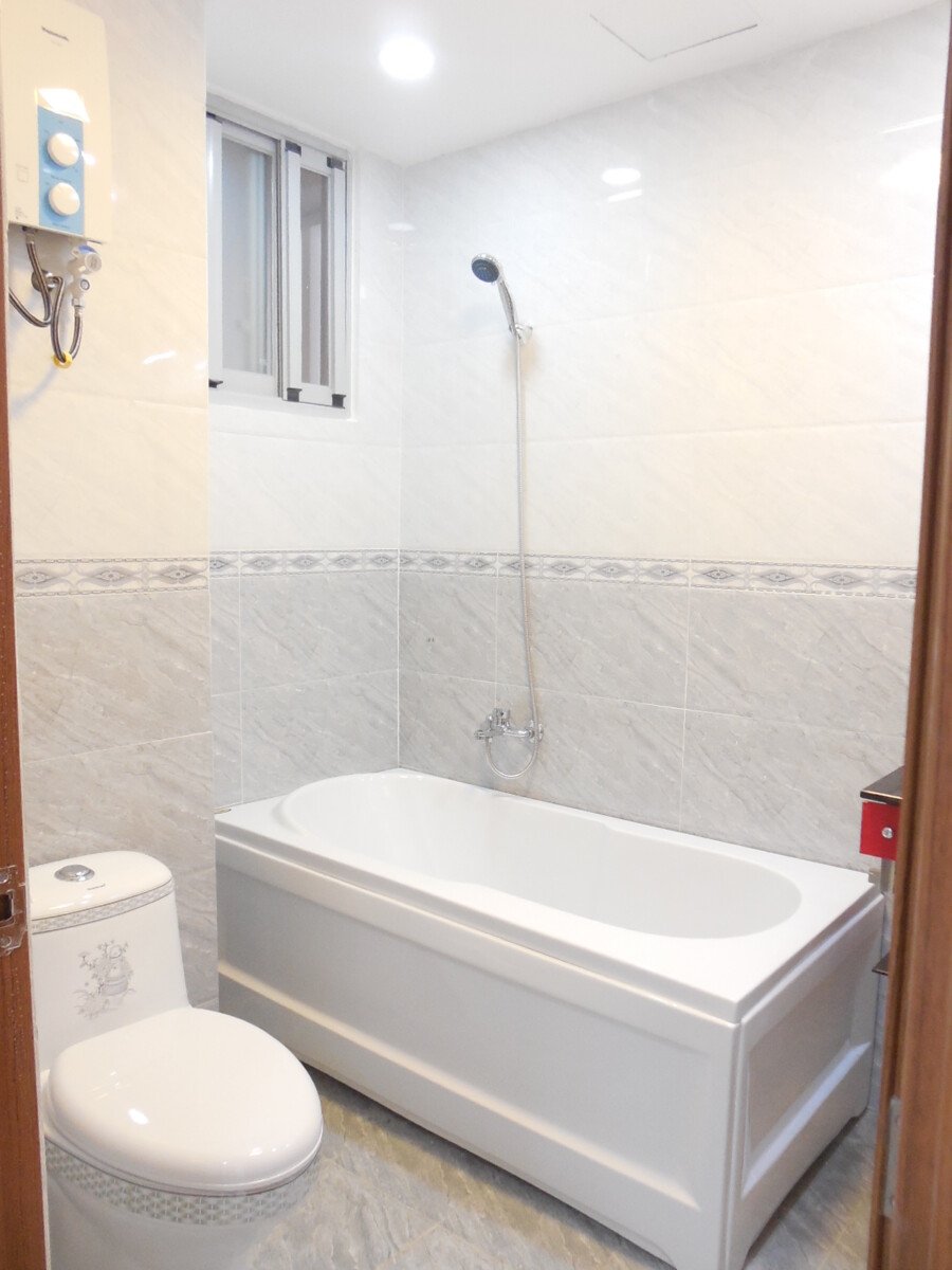 toilet co bon tam nam - Giá cho thuê căn hộ 2pn tòa H chung cư Scenic Valley 1 phường Tân Mỹ T4/2026