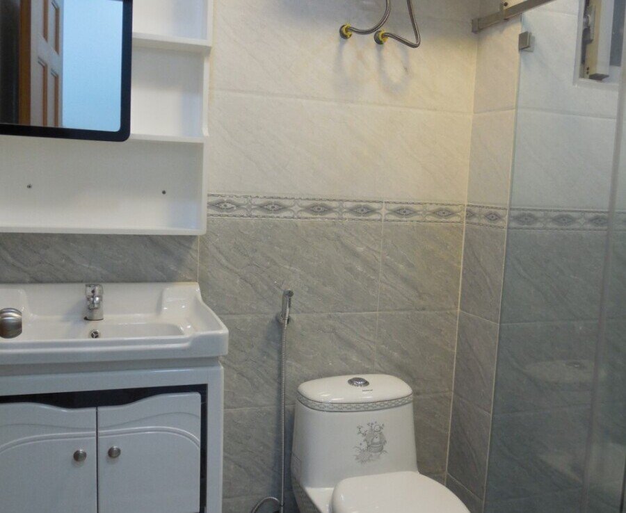 toleet can ho cho thue 900x738 - Cho thuê căn hộ 02pn, chung cư Scenic Valley 1, giá 18tr/tháng, đầy đủ nội thất.