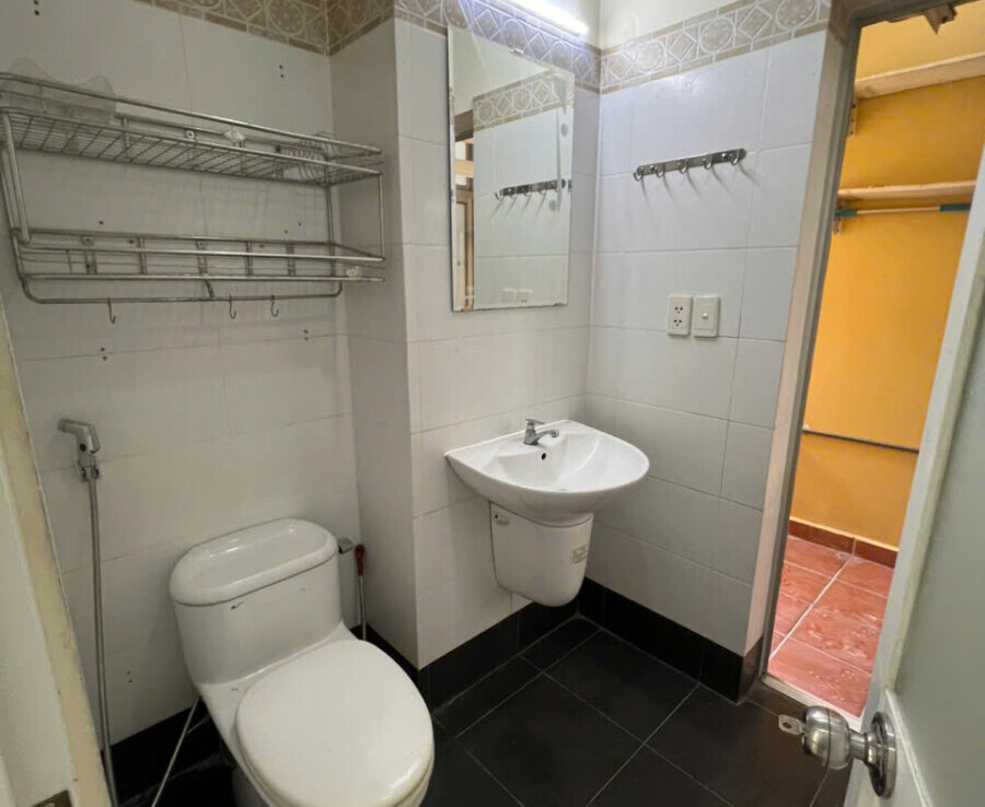 tollet can ho ban 1 900x738 - Bán căn hộ chung cư Sky Garden 2, 71m2, 02pn, giá 4,850 tỷ, nhà đang có hợp đồng thuê dài.