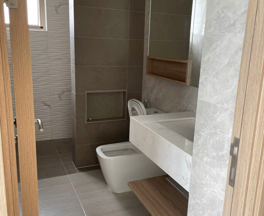 tollet can ho ban 11 900x738 - Bán căn hộ 130m2 chung cư The Peak Midtown, 03pn, giá 19tr, nhà đang có hợp đồng thuê 2.500usd/tháng.