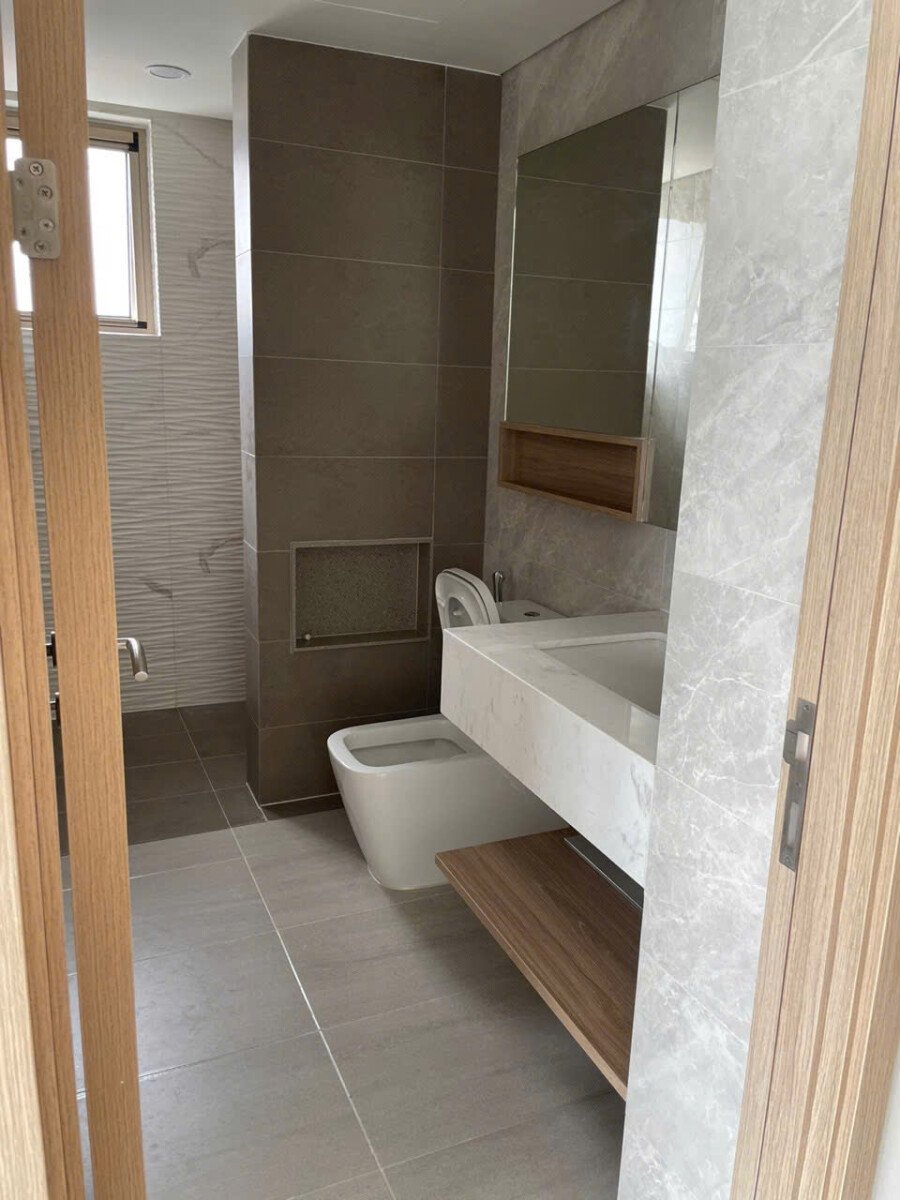 tollet can ho ban 11 - Bán căn hộ 130m2 chung cư The Peak Midtown, 03pn, giá 19tr, nhà đang có hợp đồng thuê 2.500usd/tháng.