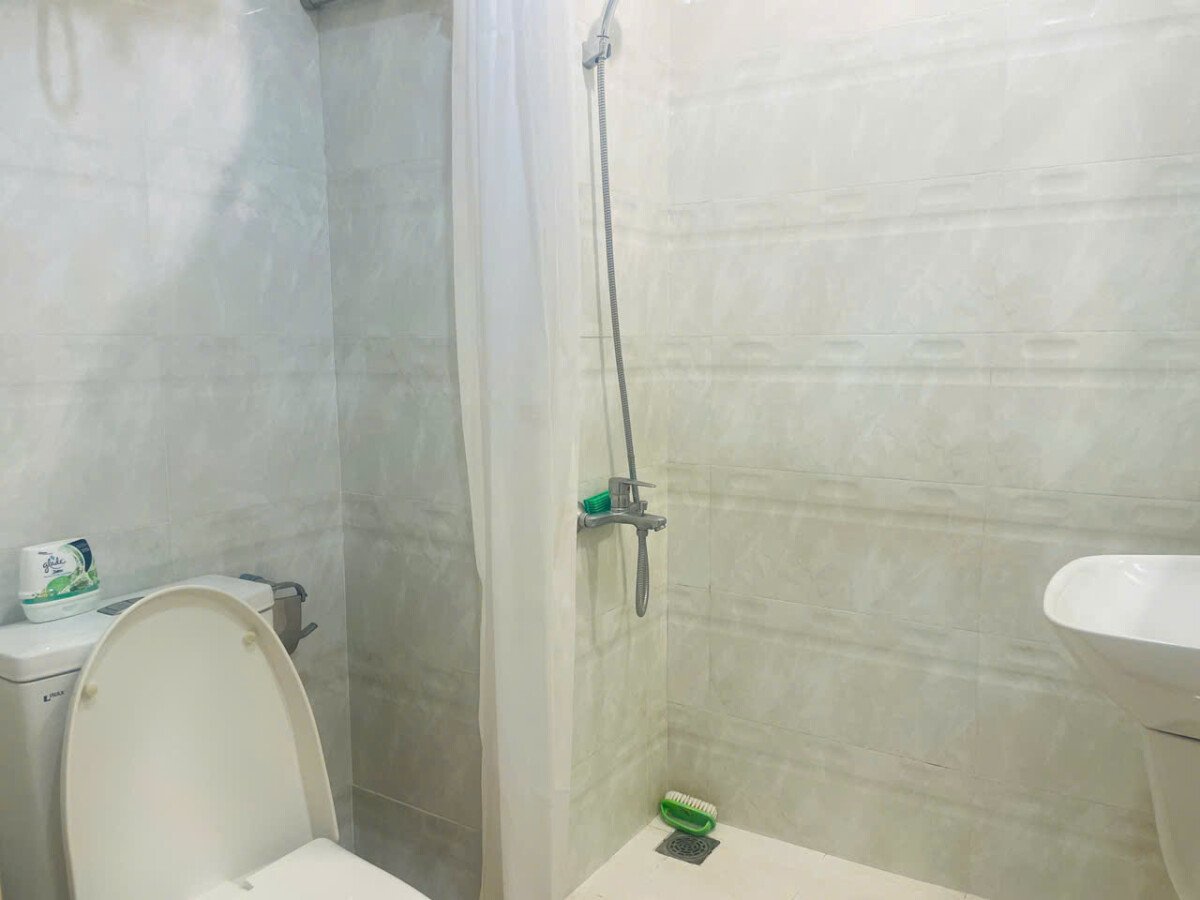 tollet can ho ban 2 1 - Bán căn hộ 74m2, chung cư Sky Garden 3, nhà đầy đủ nội thất, 02pn, giá 6.2 tỷ.