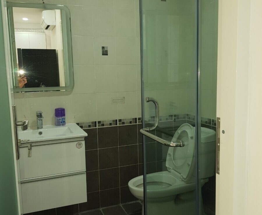 tollet can ho ban 4 900x738 - Bán căn hộ chung cư Sky Garden 2, 89m2, 02pn, giá 6.2 tỷ, nội thất đầy đủ.