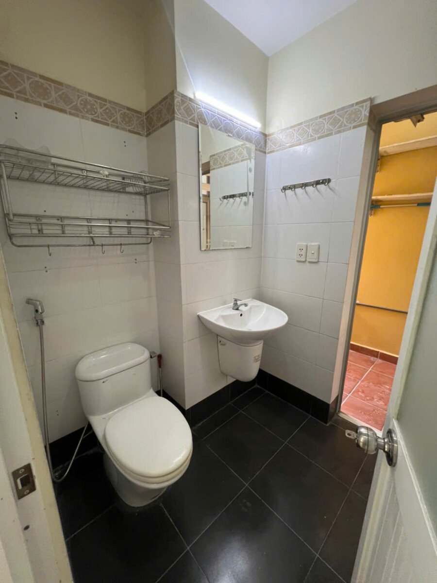 tollet can ho ban 6 - Bán căn hộ 71m2, chung cư Sky Garden 2, giá 4.750 tỷ, 02pn, tầng cao.