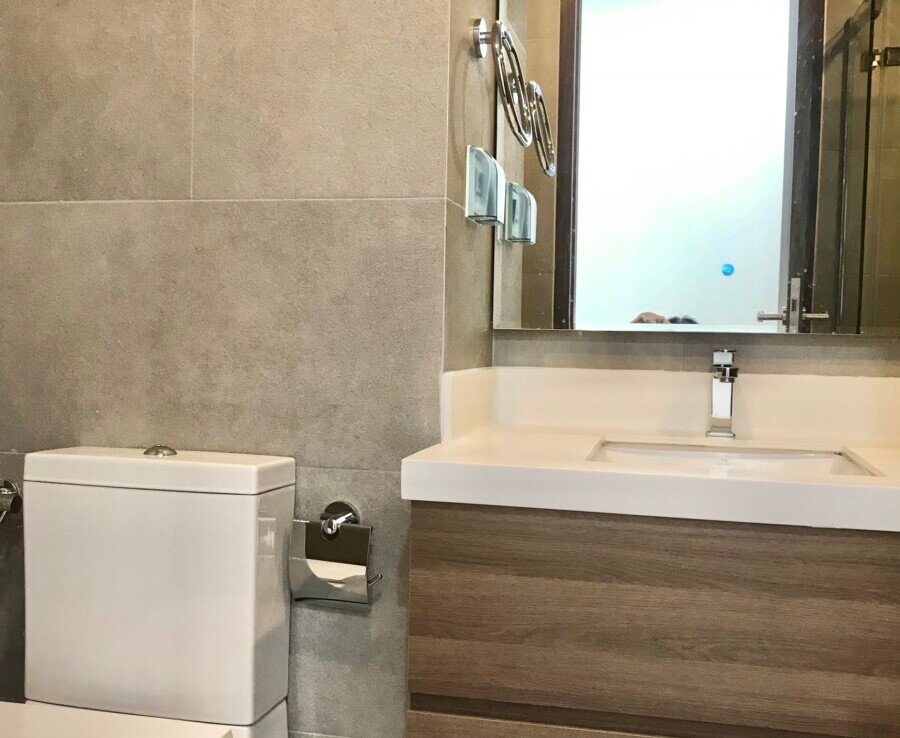 tollet can ho can cho thue 900x738 - Cho thuê căn hộ chung cư Midtown The Signature, 02pn, giá 1.200usd/tháng, đầy đủ nội thất.