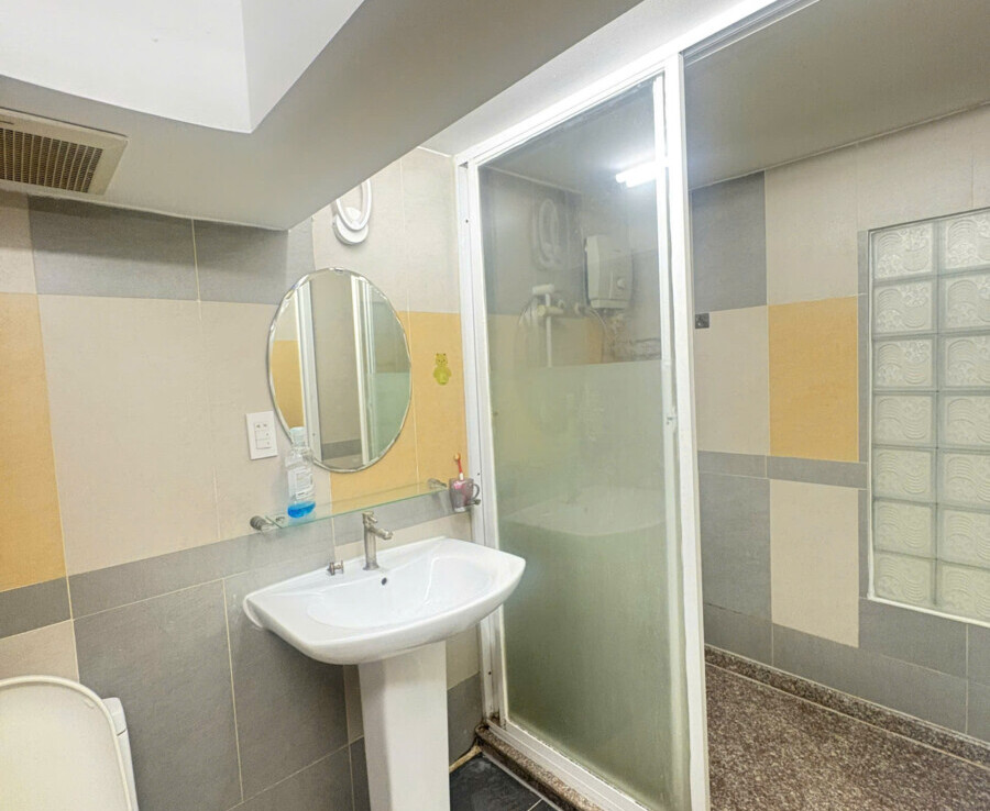 wc 900x738 - Cho thuê Duplex Sky Garden 1. DT 160m2 Thiết kế 5 Phòng ngủ-4wc- Nội thất như hình- Giá 26 Triệu/Tháng