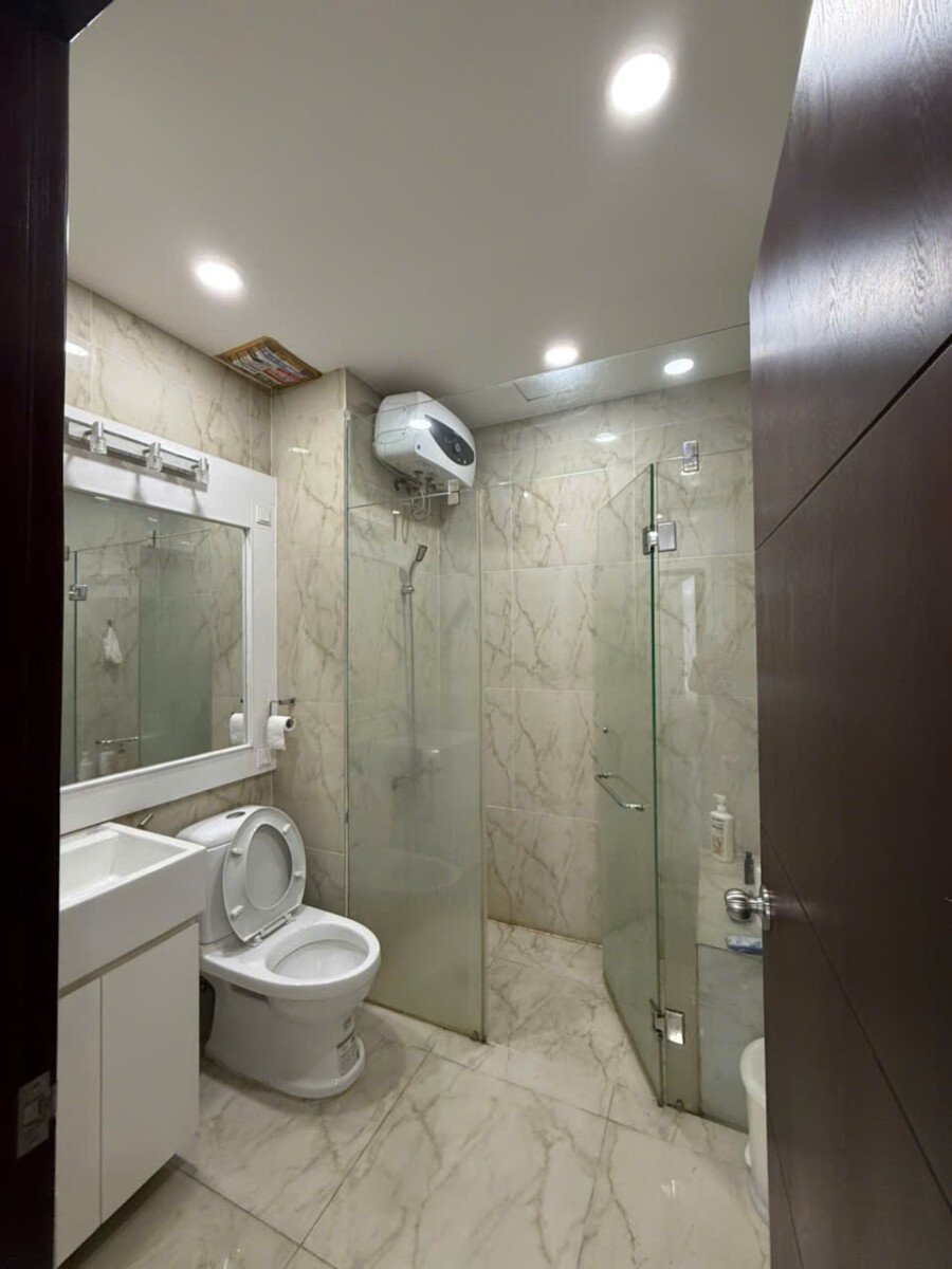 wc can ho ban 2 - Giảm 100 Triệu bán nhanh căn Sky Garden 3. DT 56m2 Thiết kế 2 Phòng-1wc- lầu 18. Sổ sẵn Giá 4.250 Tỷ