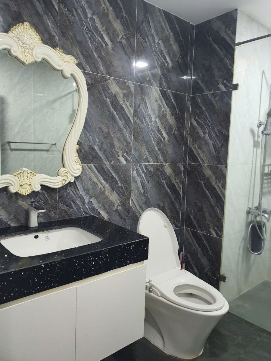 wc can ho ban 3 - Bán căn hộ 89m2, chung cư Scenic Valley 1, giá 9.1 tỷ, nhà đang có hợp đồng thuê ổn định