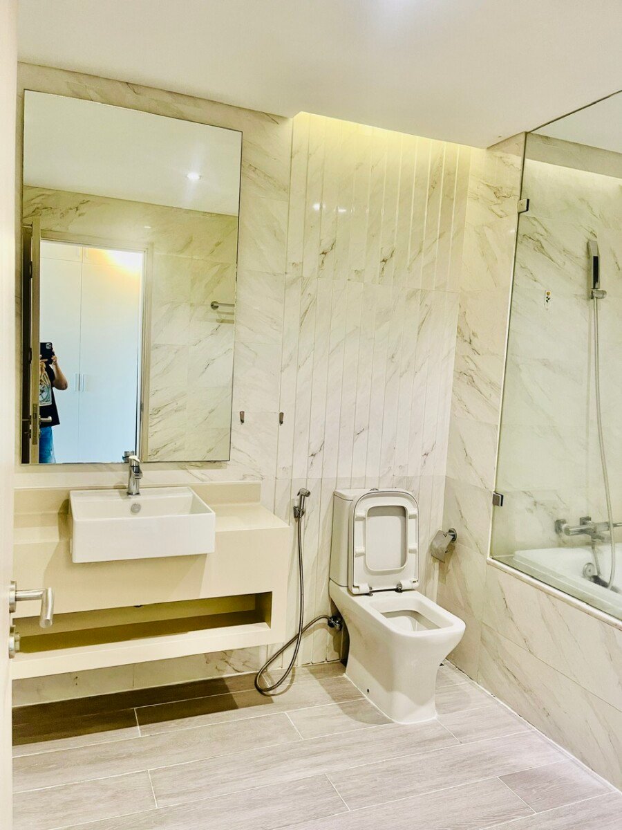 wc can ho cho thue 3 - Cho thuê căn hộ Midtown Tòa M5. DT 130m2 Thiết kế 3 phòng ngủ-3wc- Rộng rãi- Giá 40 Triệu/Tháng
