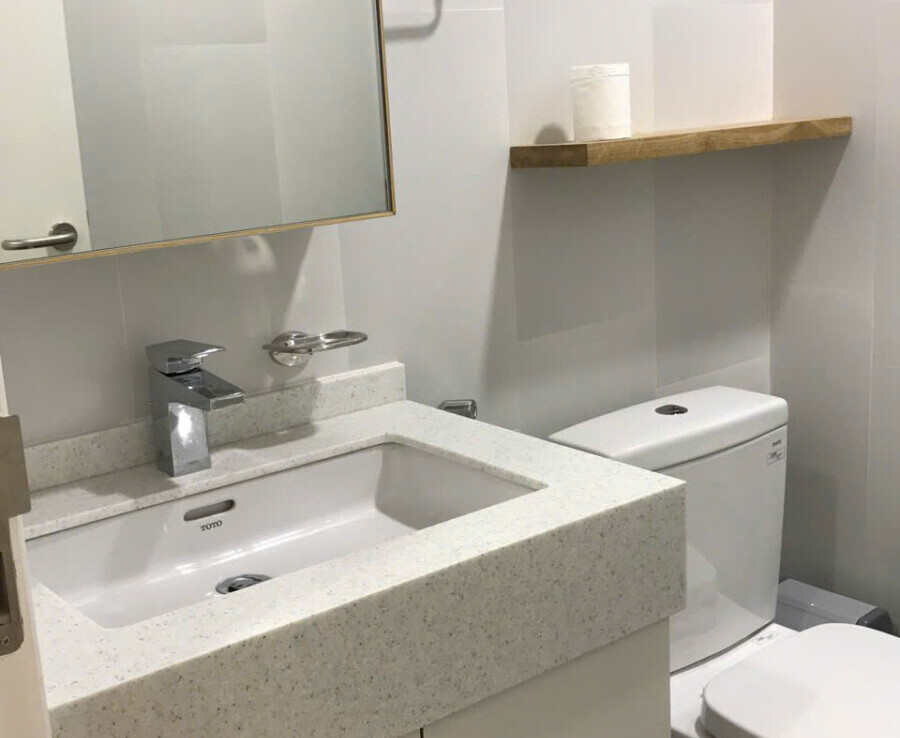 wc can ho scenic cho thue 900x738 - Cho thuê căn hộ đẹp tại Scenic Valley 1. DT 77m2 Nhà đẹp- Nội thất mới- 2 Phòng-2wc- Giá 19 Triệu/Tháng