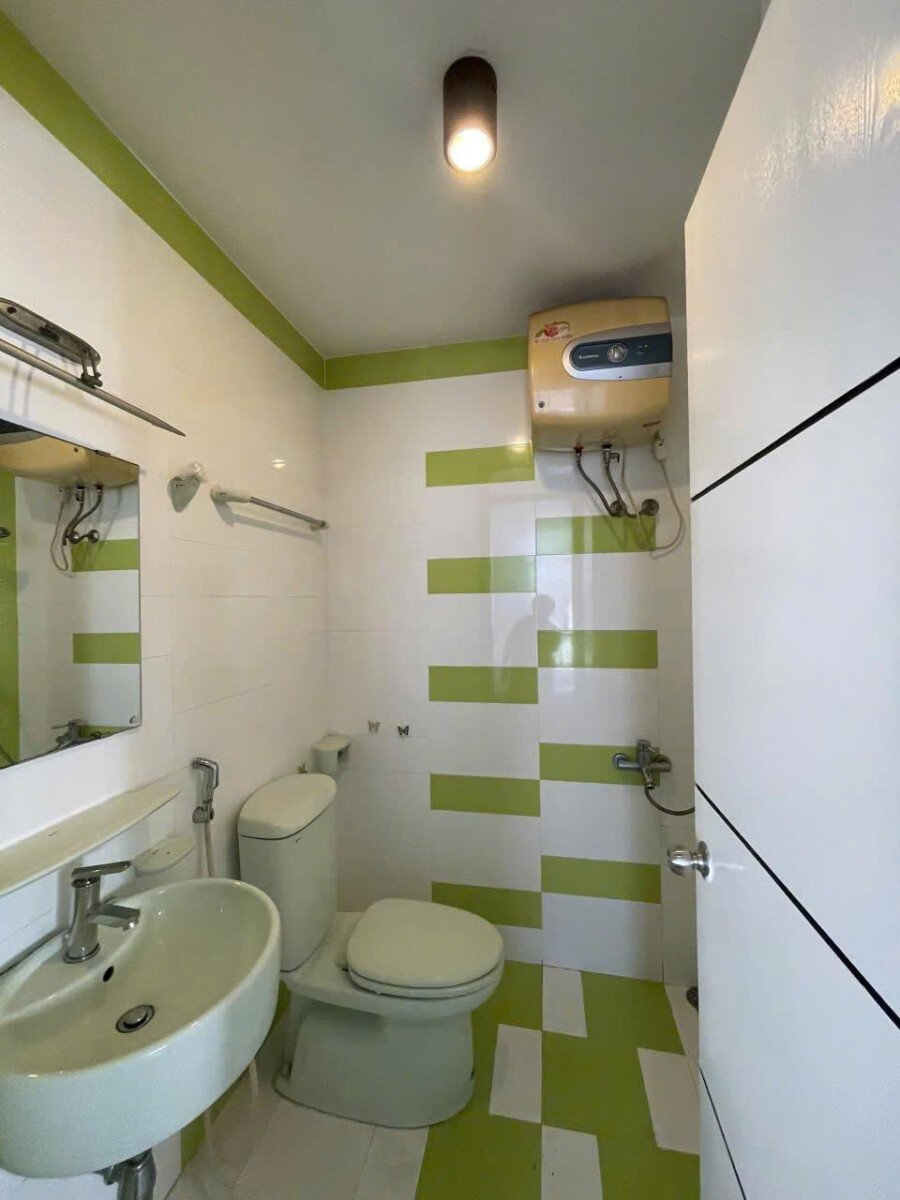 wc can ho sky 3 ban 1 - Bán nhanh căn góc Sky Garden 3. DT 74m2-Lầu đẹp- Nhà tiện sửa theo ý- 2 Phòng-2wc- Giá bán 5.850 Tỷ