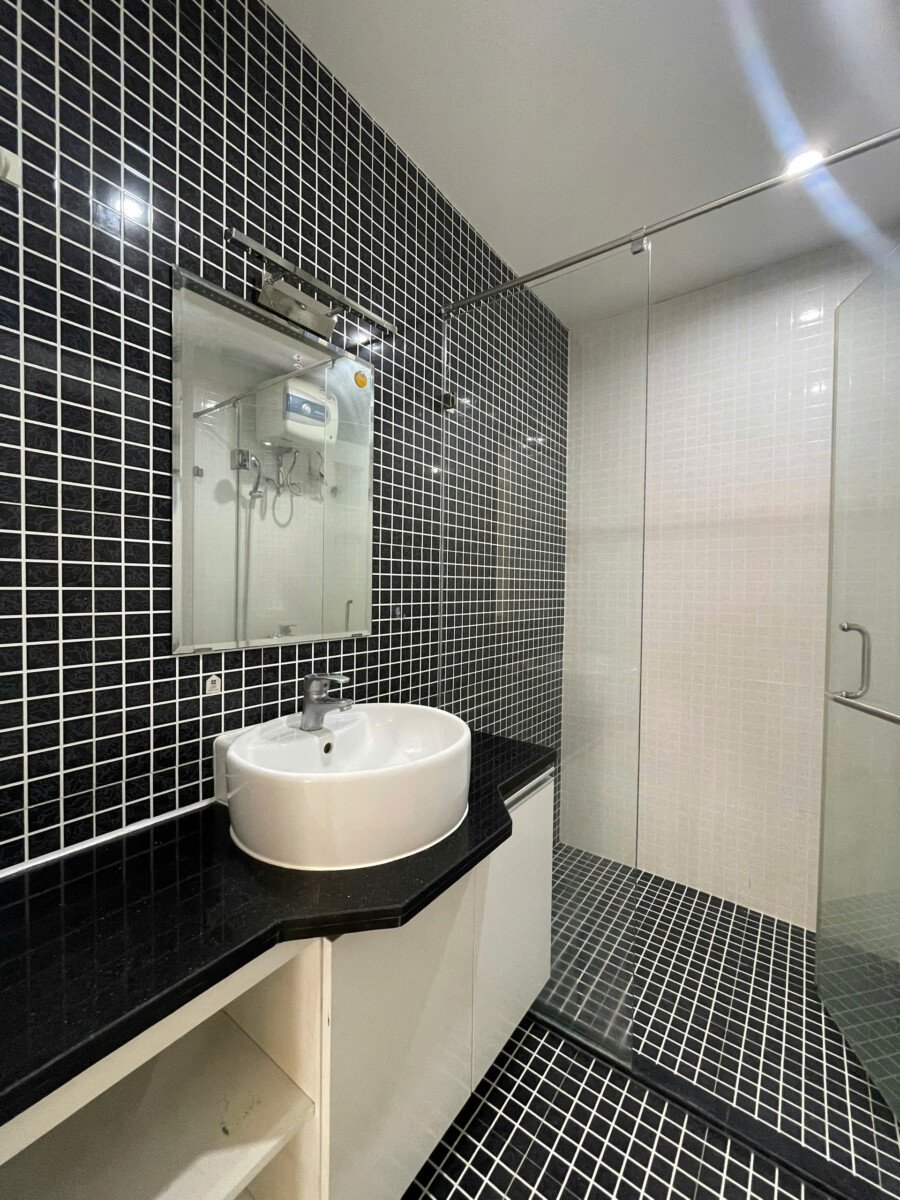 wc can ho sky 3 cho thue 12 - Cho thuê căn hộ Sky Garden 3. DT 56m2 Thiết kế 2 Phòng ngủ-1wc- Nhà lầu cao view thoáng. Giá 12 Triệu/Tháng