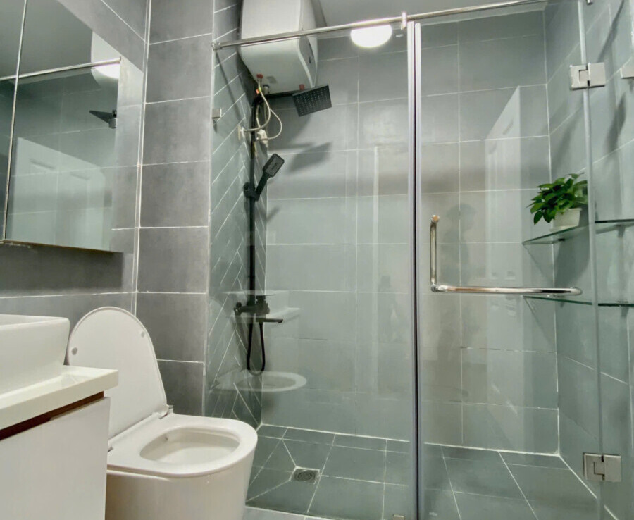 wc can sky ban 900x738 - Cần bán căn hộ Sky Garden 3. DT 56m2 Nhà đẹp- Đang cho thuê 14 Triệu/Tháng- 2 phòng-2wc- Giá 4.6 Tỷ