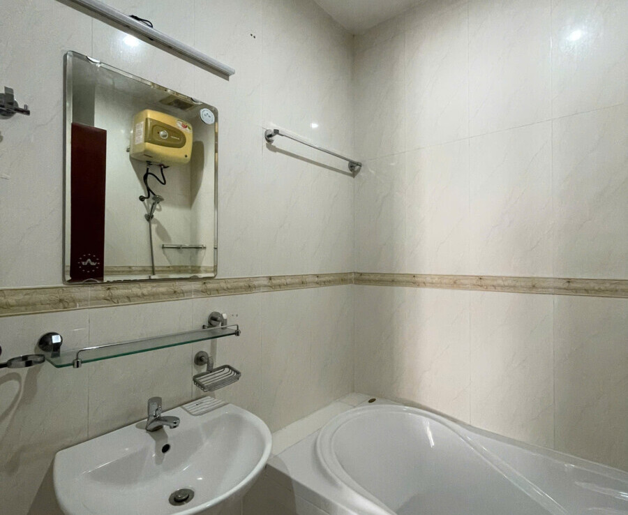 wc co bon tam 900x738 - Cho thuê căn hộ Sky Garden 3. DT 70m2 Lầu trung- 2 Phòng-2wc- Nội thất đầy đủ- Giá thuê 15 Triệu/Tháng