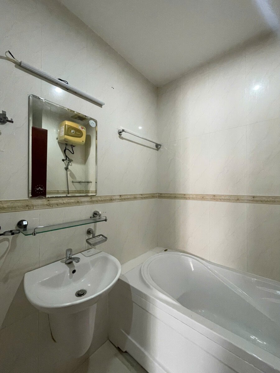 wc co bon tam - Cho thuê căn hộ Sky Garden 3. DT 70m2 Lầu trung- 2 Phòng-2wc- Nội thất đầy đủ- Giá thuê 15 Triệu/Tháng