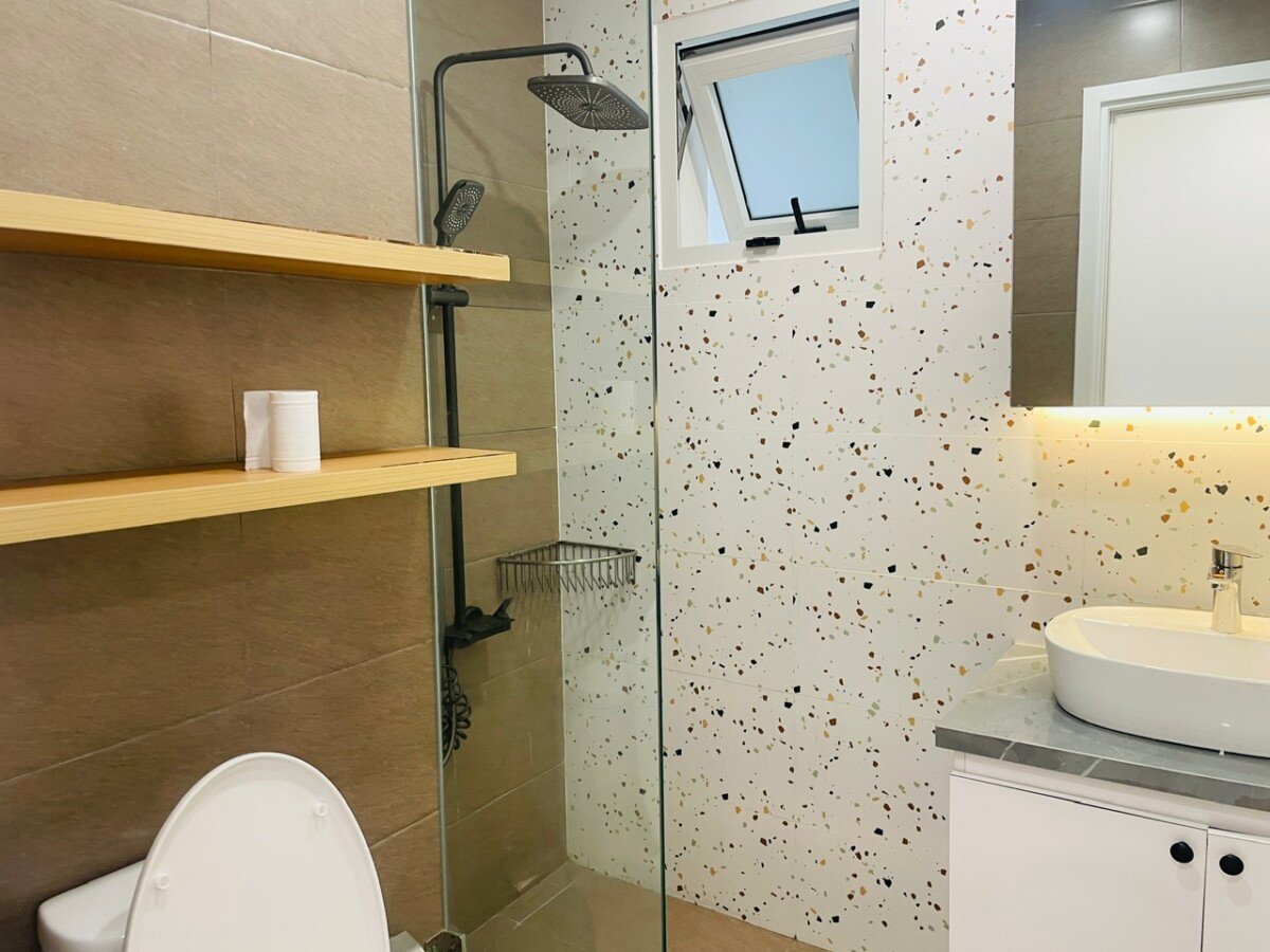 Tollet can ho ban 2 - Bán căn hộ chung cư Grand View, 03pn, giá 11.5 tỷ, nhà đang có hợp đồng thuê, view hồ bơi.