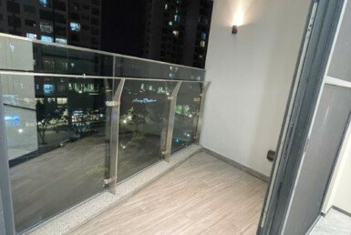 balcony phong khach rong rai 385x258 - Mua b&aacute;n căn hộ Chung cư The Aurora Ph&uacute; Mỹ Hưng Quận 7 gi&aacute; rẻ