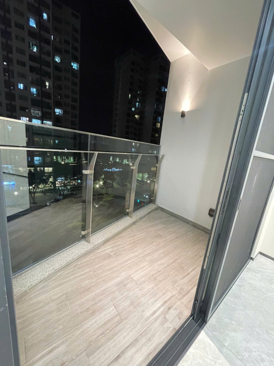 balcony phong khach rong rai - Giá mua bán căn hộ 2pn số 08 chung cư The Aurora phường Tân Mỹ T4/2026