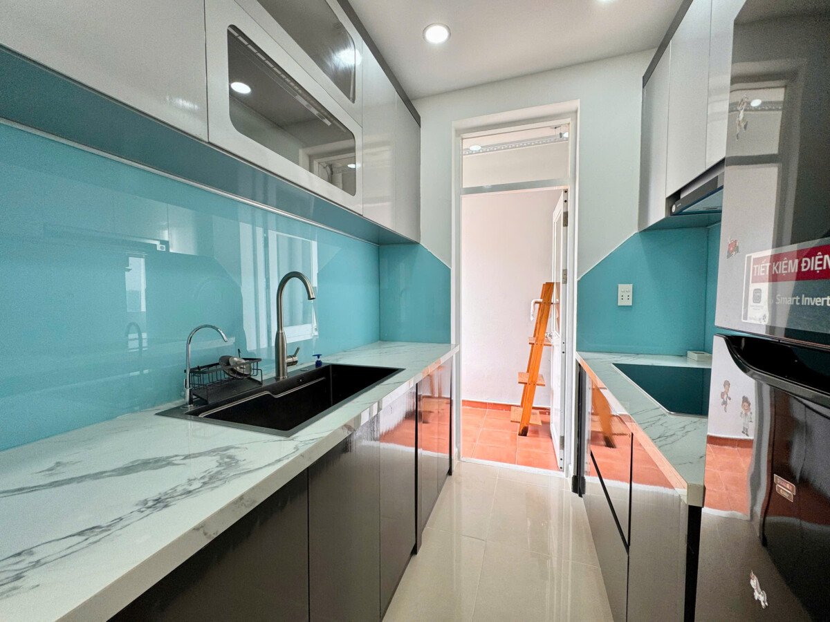 bep can ho ban 18 - Bán căn hộ 70,1m2, chung cư Sky Garden 3, 03pn, giá 5.750 tỷ, nhà đang có hợp đồng thuê 30tr/tháng.