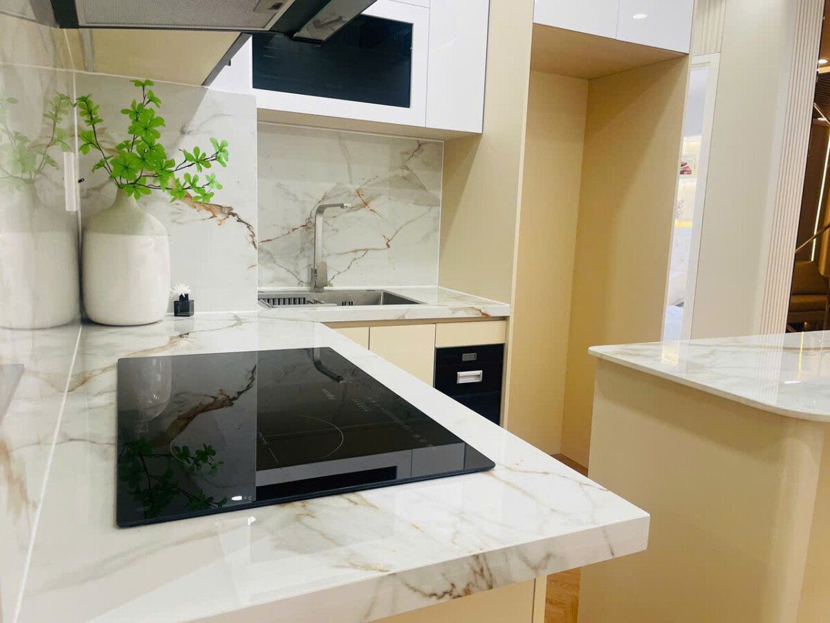 bep can ho ban 27 - Căn hộ chung cư Sky Garden II, bán gấp 6,45 tỷ, 88m2, 3PN, nhà đẹp, đầy đủ nội thất.