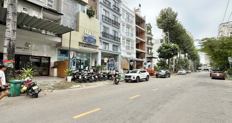 Cho thuê nhà phố nội khu Hưng Phước 4. DT 110m2 Gồm 12 Phòng có thang máy- Mới sơn sửa- Giá 100 Triệu/Tháng