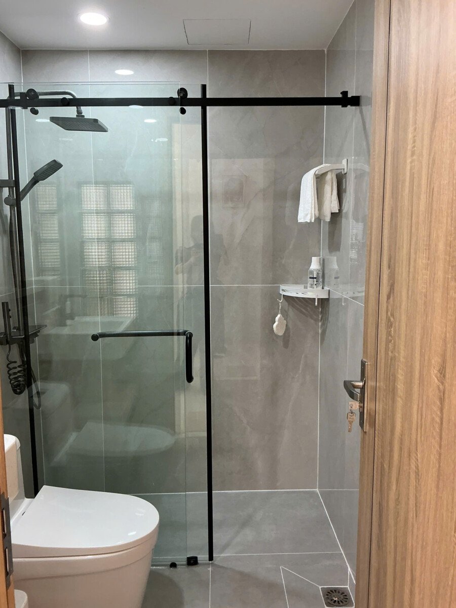 hien trang can ho co 2 nha tam day du thiet bi - Giá mua bán căn hộ 3pn tòa 14a chung cư Sky Garden 3 phường Tân Hưng T4/2026