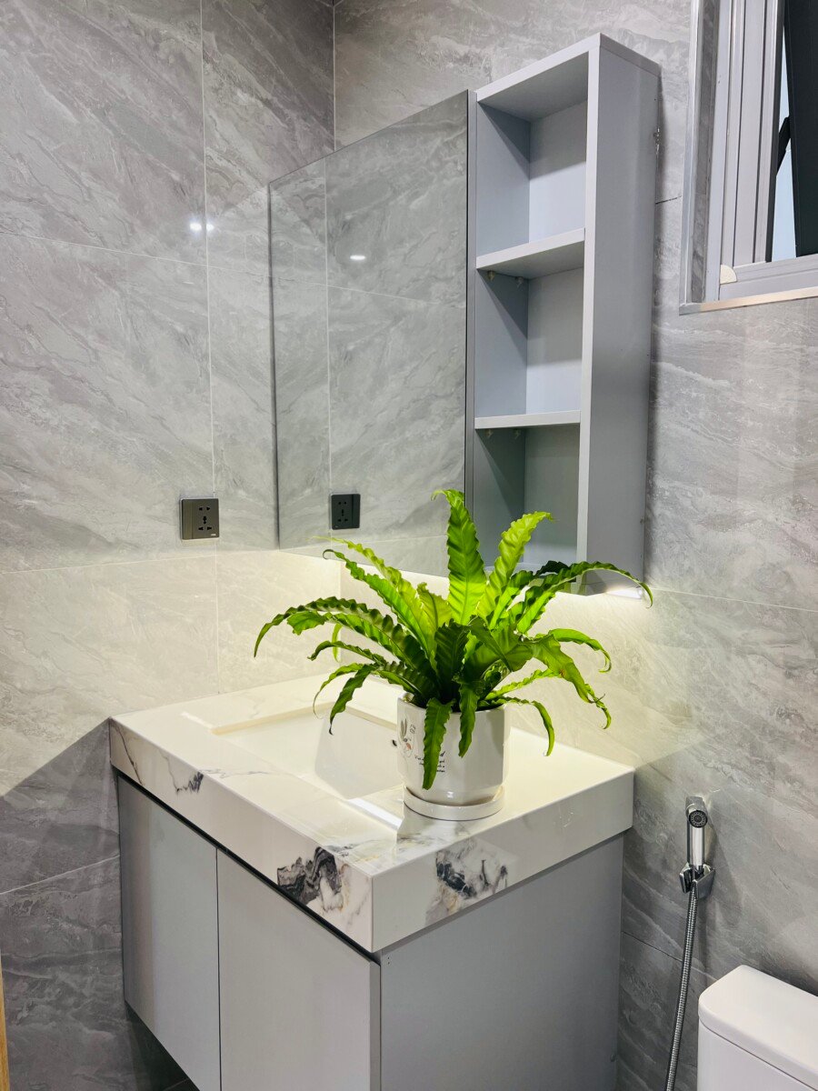 hien trang nha co 2 toilet day du thiet bi - Giảm giá bán gấp căn hộ 3pn tòa B view sông chung cư Scenic Valley 1 phường Tân Mỹ