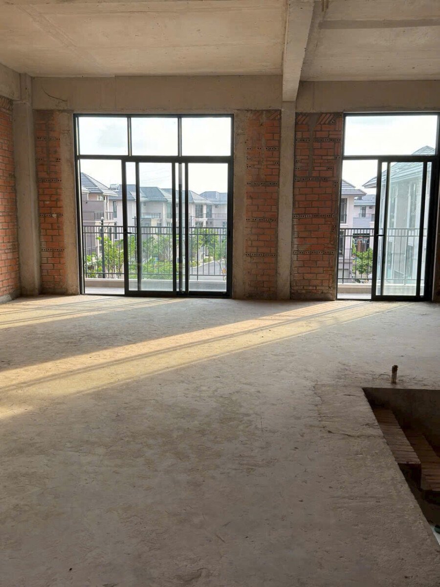 hien trang nha tho ben trong 1 - Giá mua bán nhà phố nguyên căn đường Nội khu Zeitgeist Nhà Bè T5/2026