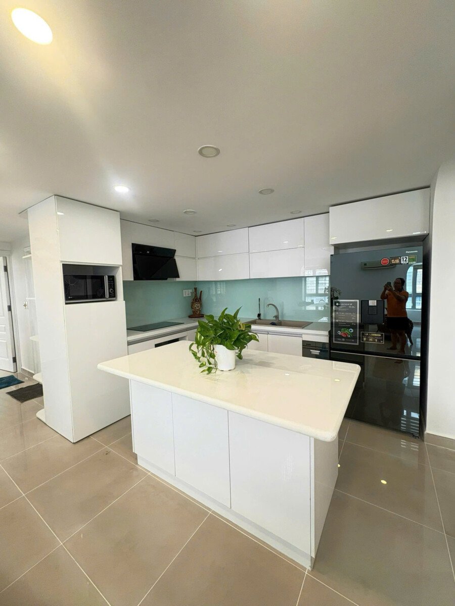 khong gian bep rong rai 3 - Giá mua bán căn hộ Duplex tòa 2c chung cư Sky Garden 1 phường Tân Hưng T4/2026