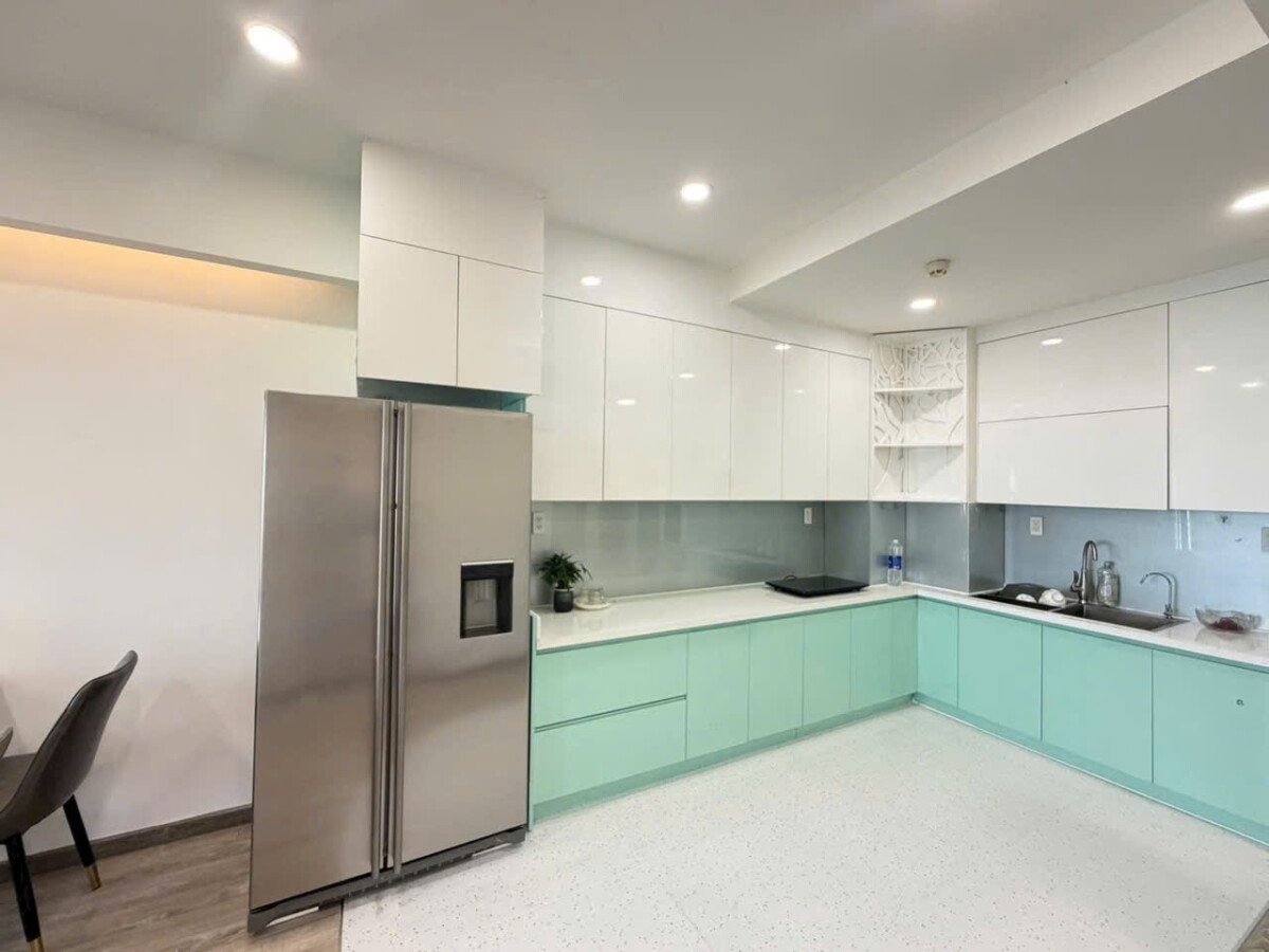 khong gian bep rong rai sang trong 1 - Giá mua bán căn hộ 2pn view sông chung cư Saigon South Residences Nhà Bè T5/2026