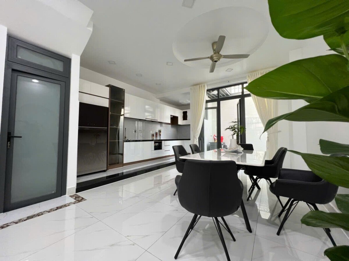 khong gian bep va phong an rong rai - Giá mua bán nhà nguyên căn Đường số 7 Khu Biệt thự Lavila Kiến Á Nhà Bè T5/2026