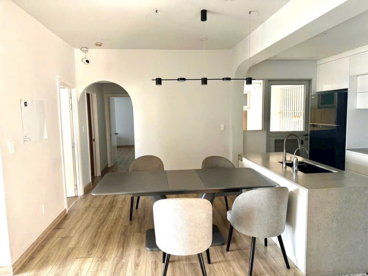 khong gian phong an va bep 1 - Giá mua bán căn hộ 3pn chung cư Garden Court 1 phường Tân Hưng T4/2026