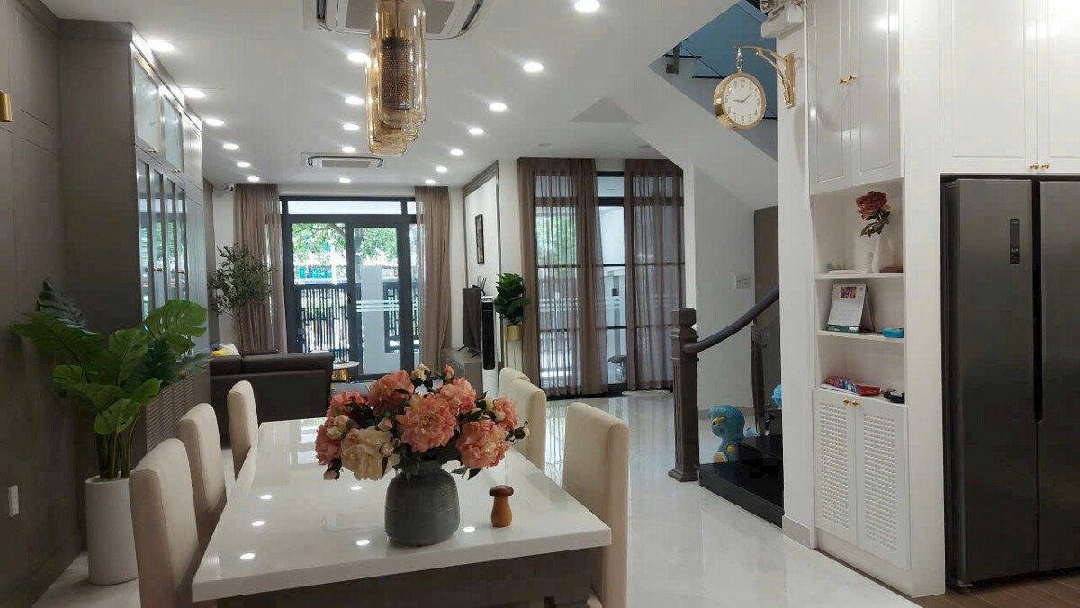 khong gian phong an va phong khach tang tret sang trong - Giá mua bán nhà Biệt thự 4pn mặt Đường số 20 Khu Nam Thông 3 phường Tân Mỹ T4/2026