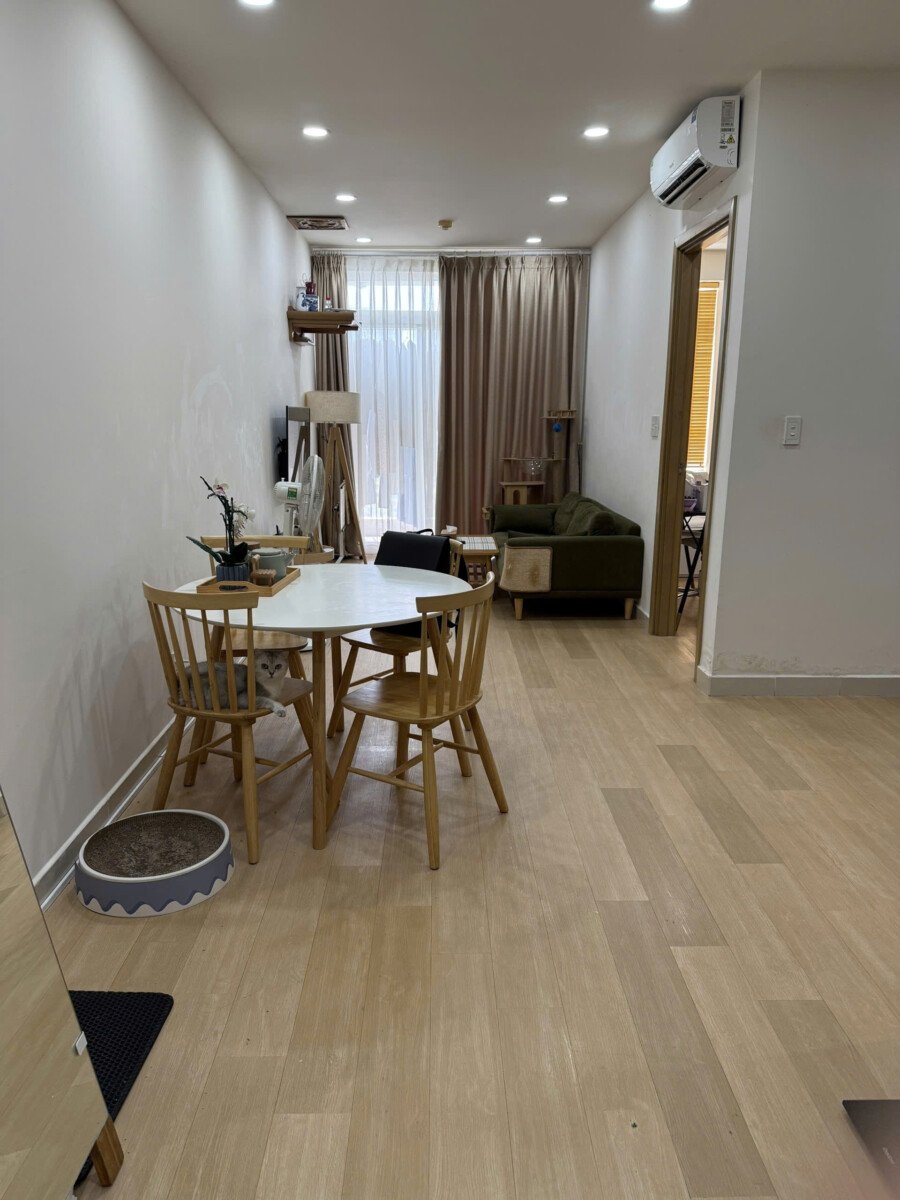 khong gian phong khach rong rai 1 - Giá mua bán căn hộ 1pn chung cư Ngọc Lan Apartment phường Phú Thuận T4/2026