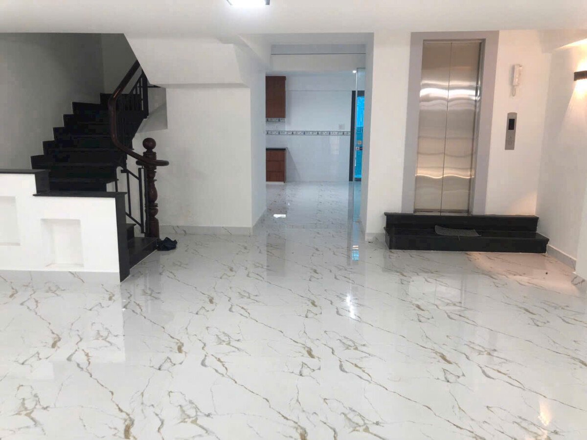 khong gian phong khach rong rai - Rẻ hơn 5tỷ bán nhà nguyên căn Nội khu Hưng Gia Hưng Phước phường Tân Hưng t4/2026