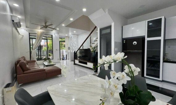 khong gian phong khach tang tret sang trong rong rai 570x340 - Trang chủ