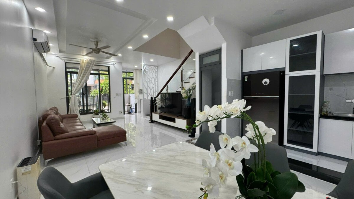 khong gian phong khach tang tret sang trong rong rai - Giá mua bán nhà nguyên căn Đường số 7 Khu Biệt thự Lavila Kiến Á Nhà Bè T5/2026