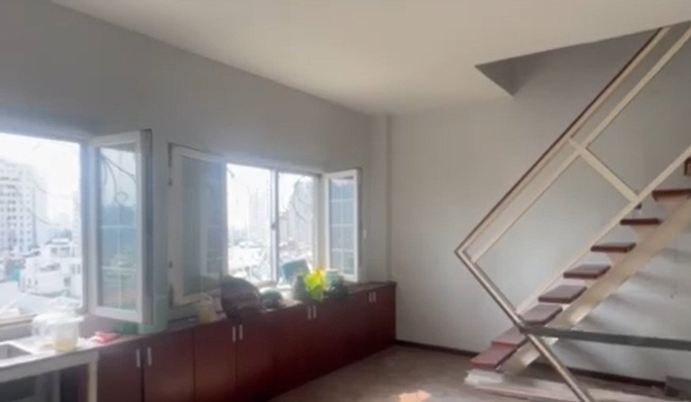 khu vuc bep va cau thang len lau tren - Giá mua bán căn hộ Duplex chung cư Hưng Vượng 2 phường Tân Hưng T4/2026