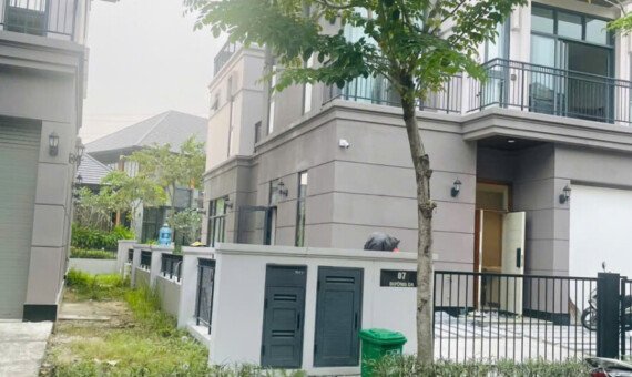 mat ben hong nha biet thu ban 570x340 - Trang chủ