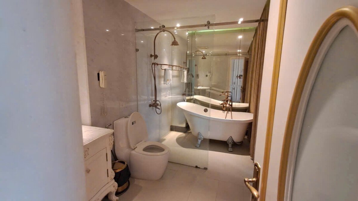 nha tam sang trong - Giá cho thuê tòa nhà khách sạn Hoàng Triều khu Hưng Phước phường Tân Hưng T4/2026