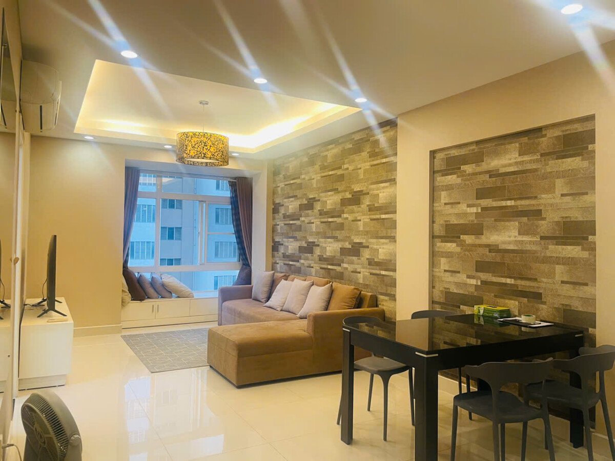 phong khach can ho ban 2 1 - Bán căn hộ 74m2, chung cư Sky Garden 3, nhà đầy đủ nội thất, 02pn, giá 6.145 tỷ.