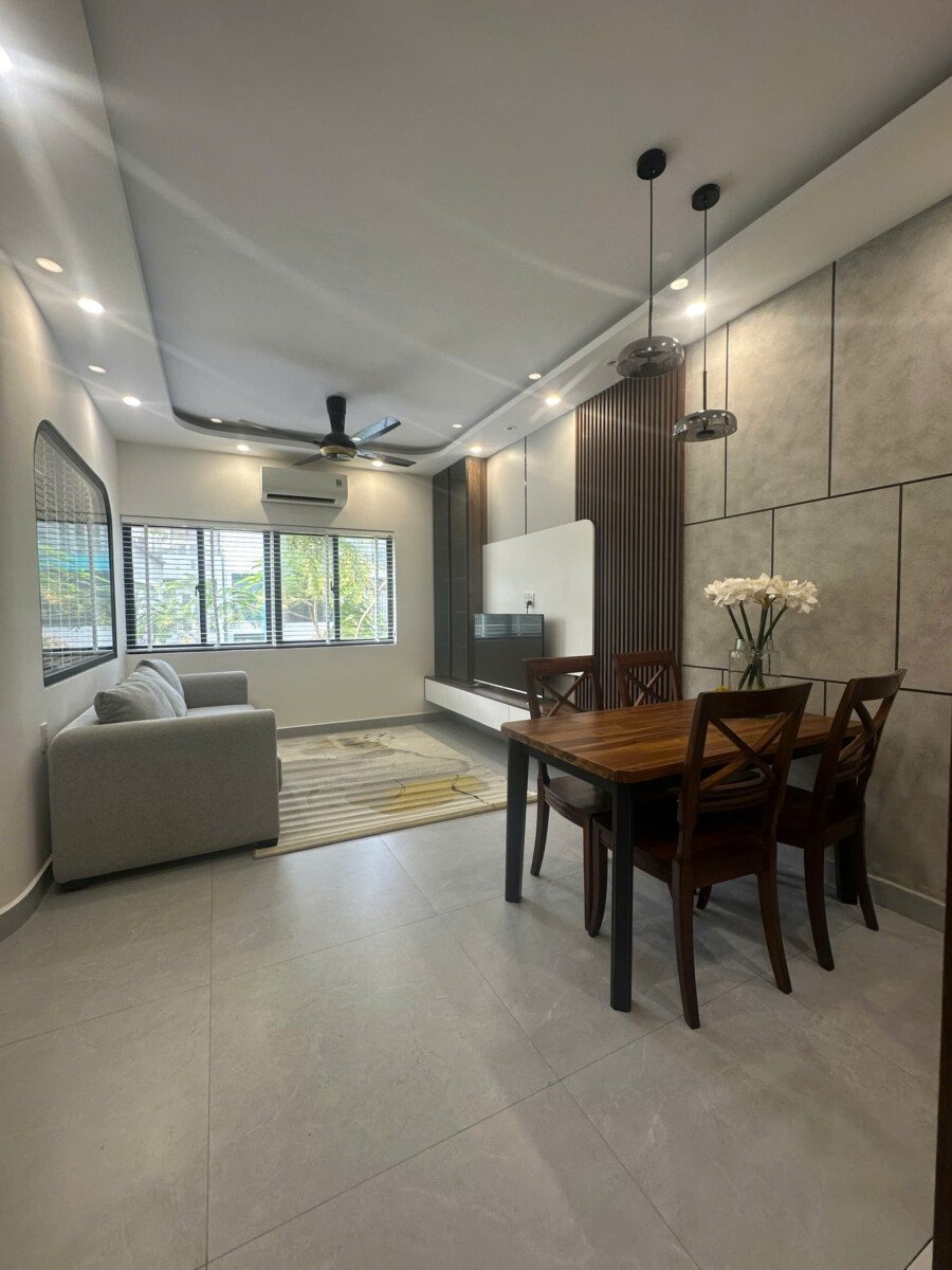 phong khach can ho ban 23 - Giá mua bán căn hộ 2pn tòa F chung cư Hưng Vượng 2 phường Tân Hưng T4/2026