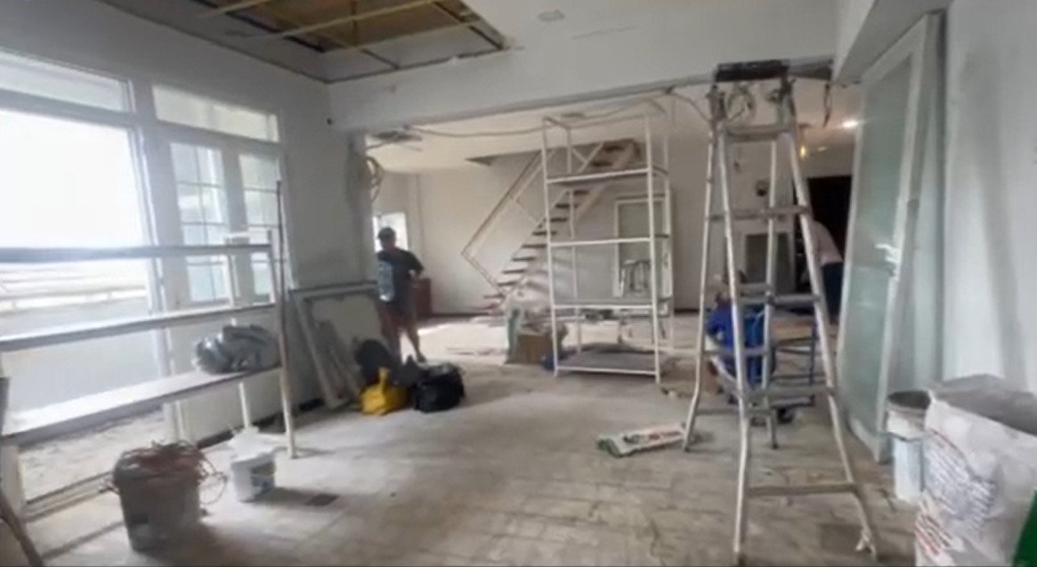 phong khach can ho ban 28 - Giá mua bán căn hộ Duplex chung cư Hưng Vượng 2 phường Tân Hưng T4/2026