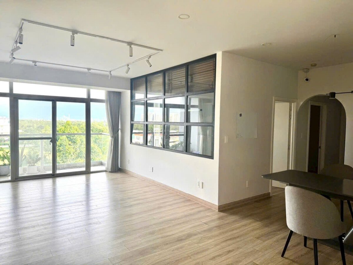 phong khach can ho ban 32 - Giá mua bán căn hộ 3pn chung cư Garden Court 1 phường Tân Hưng T4/2026