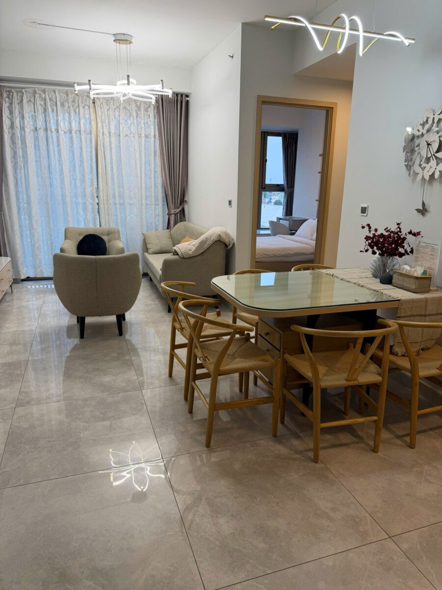 phong khach can ho ban 4 - Cho thuê căn hộ 02pn, chung cư The Peak Midtown, giá 31tr/tháng, nhà đẹp, đầy đủ nội thất.