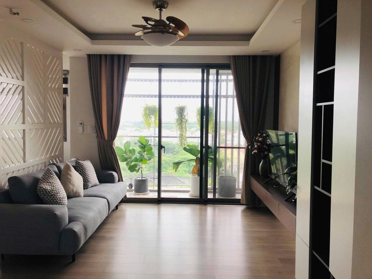 phong khach can ho ban 46 - Bán căn hộ 97m2, chung cư Hưng Phúc, view Biệt Thự, giá 9 tỷ, đủ nội thất.