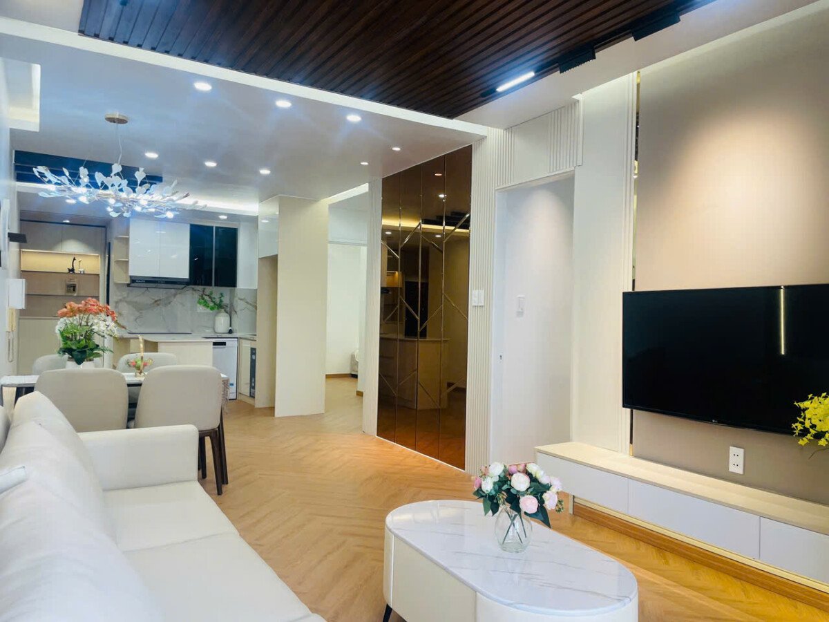 phong khach can ho ban gap - Căn hộ chung cư Sky Garden II, bán gấp 6,45 tỷ, 88m2, 3PN, nhà đẹp, đầy đủ nội thất.