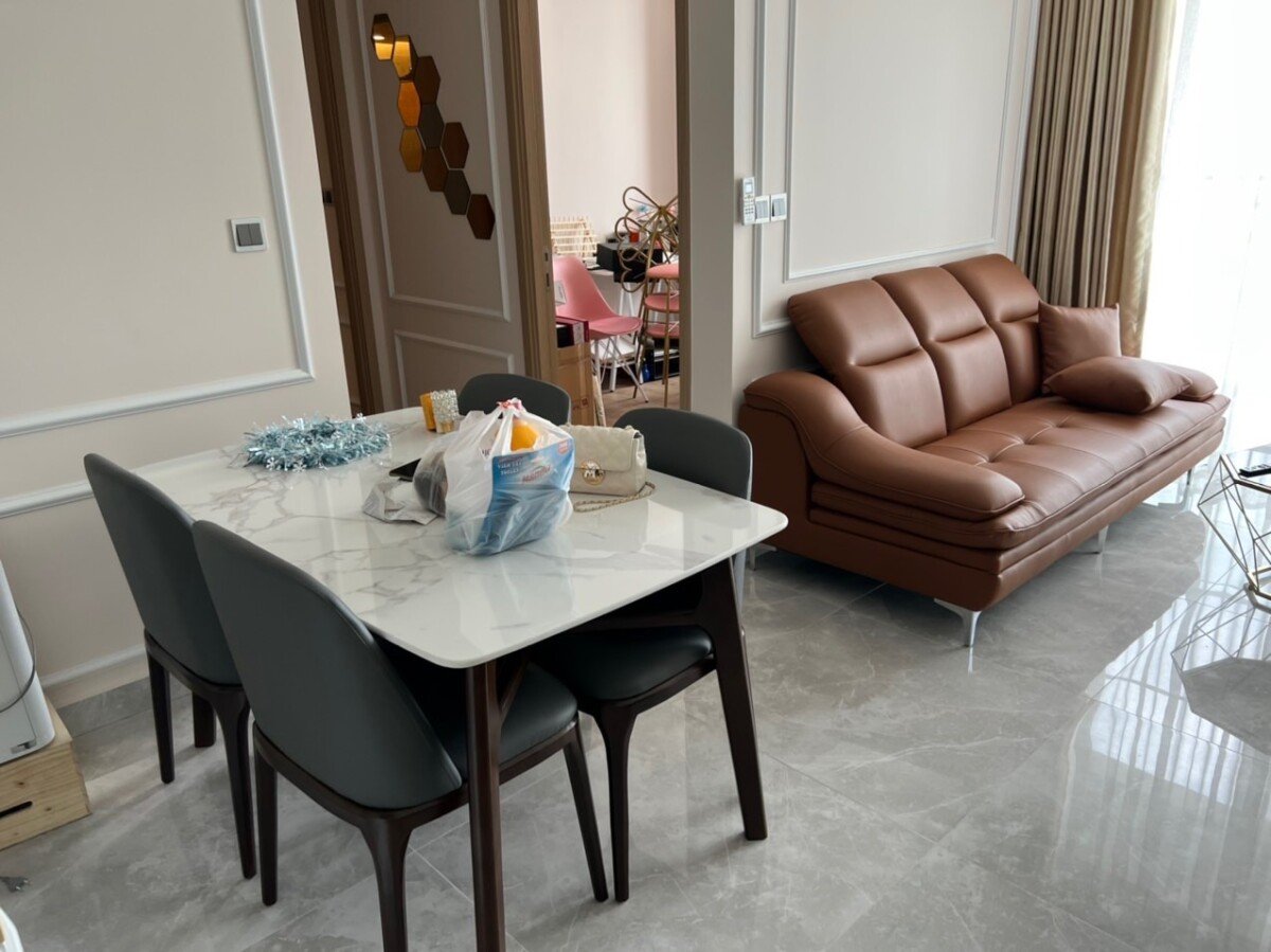 phong khach can ho can ban 1 - Cần bán nhanh căn hộ 75m2, chung cư Midtown The Peak, tầng cao, giá 9.8 tỷ + 01 ô đậu xe tầng hầm.