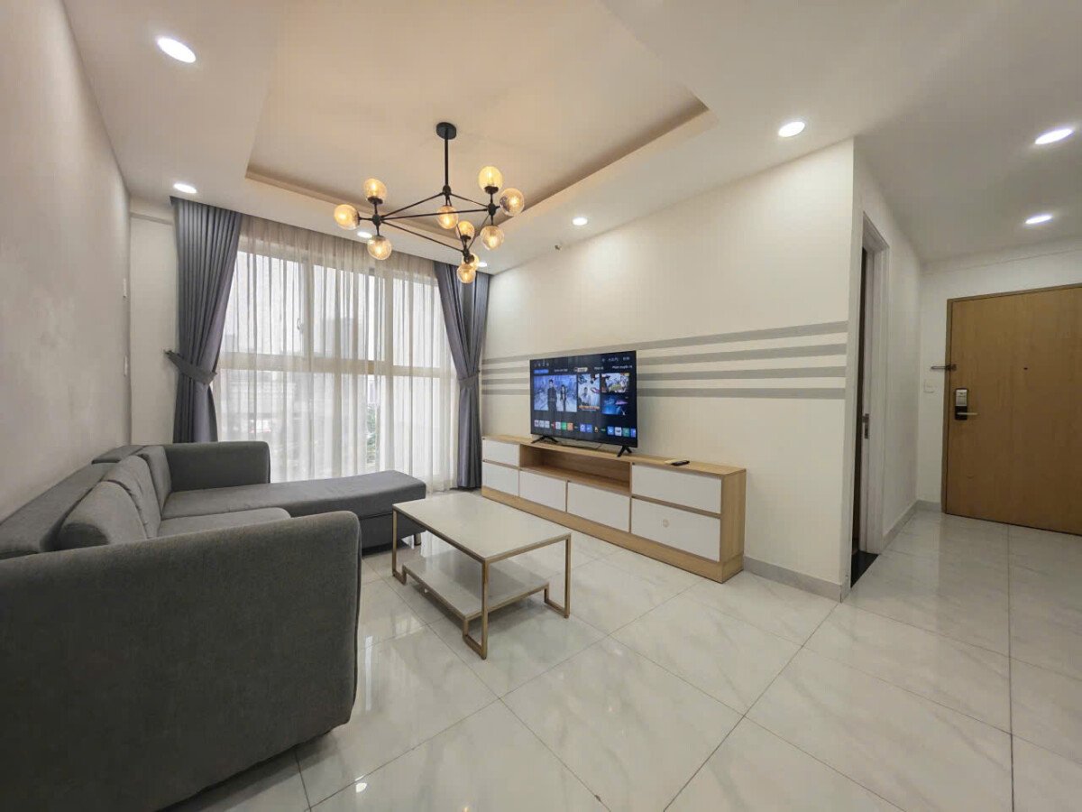 phong khach can ho can ban nhanh 4 - Bán căn góc 81m2, chung cư Scenic Valley 2, 02pn, giá 8.1 tỷ, nhà đang có hợp đồng thuê.